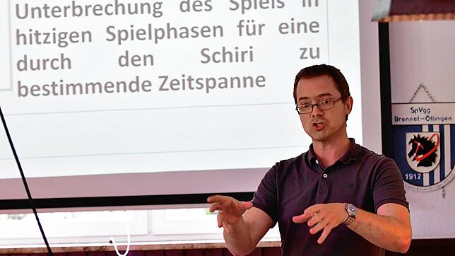 Klare Ansage: Schiedsrichter Marco Brendle brachte den Vertretern der Hochrhein-Bezirksligisten die Neuerungen – Stopp-Konzept und ...
