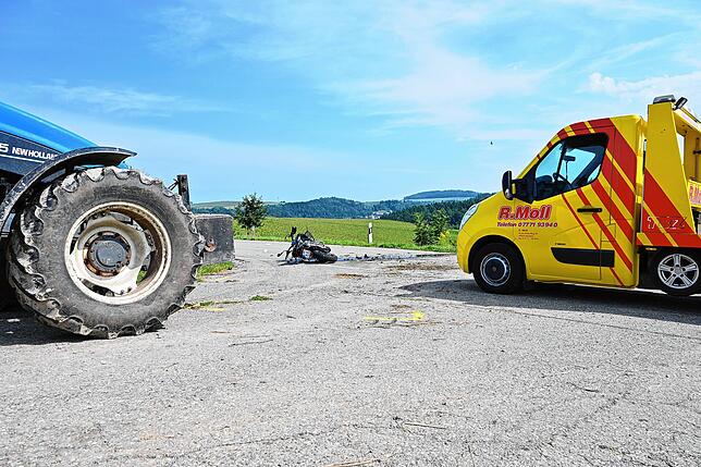 Auf der Kreisstraße zwischen Überlingen-Bonndorf und Winterspüren prallte ein Motorrad gegen einen Traktor.