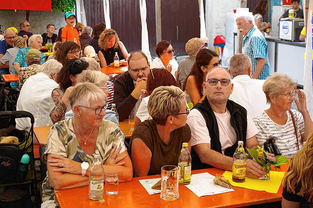 Bild 14: Buntes Programm beim 40. Öhninger Dorffest