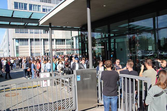 Zurück zum Job: Rund 4000 Beschäftigte von RRPS in Friedrichshafen und damit gut zwei Drittel der Belegschaft ließen ihre Arbeit am ...