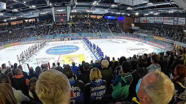 Blick in die Schwenninger Helios-Arena. Wenn das Land die &bdquo;Corona-Warnstufe&ldquo; ausruft, dürfen Ungeimpfte nur noch ins ...