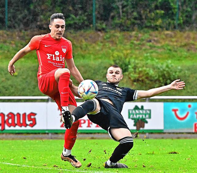 Allzweckwaffe: Tim Oeschger (rechts auf dem Archivbild gegen Bruno Golic vom FC Tiengen 08) steht beim SV 08 Laufenburg defensiv und ...