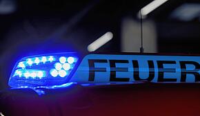 Ein Einsatzfahrzeug der Feuerwehr (Symbolbild). Ein Brand in Steinen im Landkreis Lörrach löst einen Großeinsatz aus.