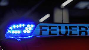 Ein Einsatzfahrzeug der Feuerwehr (Symbolbild). Ein Brand in Steinen im Landkreis Lörrach löst einen Großeinsatz aus.