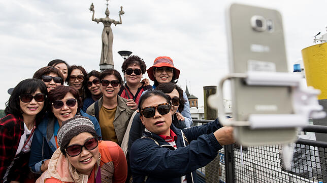 Eine Gruppe von Touristinnen aus Südkorea vor der Imperia.