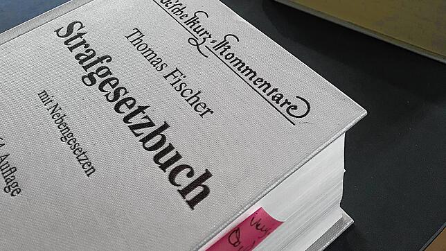 Ein Strafgesetzbuch liegt am Platz der Staatsanwaltschaft bereit. Am zweiten Prozesstag werden mehr als ein Dutzend Zeugen vernommen.