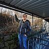 Markus Buntru von der Firma Schwarz-Außenwerbung ist fassungslos. In einer Nacht wurden an 17 Buswartehäuschen Glasscheiben zerstört.