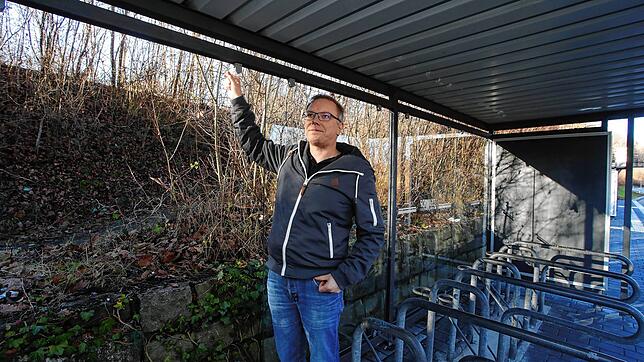Markus Buntru von der Firma Schwarz-Außenwerbung ist fassungslos. In einer Nacht wurden an 17 Buswartehäuschen Glasscheiben zerstört.