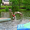 Kopfüber in den Klosterweiher: Das geht wieder. Der Badesee ist nämlich wieder geöffnet. (Archivbild: Dieses Bild stammt vom Juni dieses ...