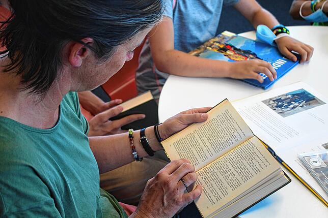 Lange verschachtelte Sätze, Sprache aus einem anderen Jahrhundert: Karl Mays Bücher sind für Kinder eher schwer lesbar. Doch ist ...