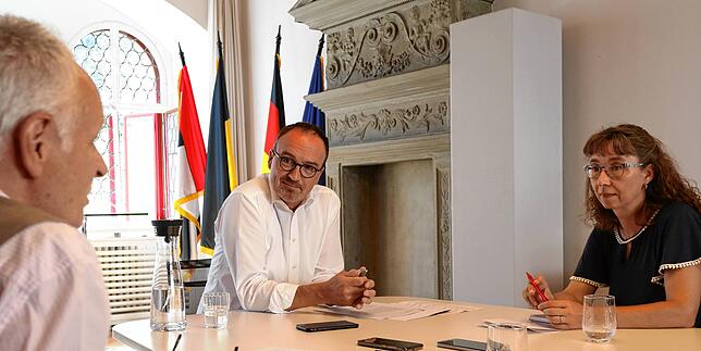 Politik lebt von der Perspektive: OB Burchardt (Mitte) während der Diskussion mit den SÜDKURIER-Redakteuren Aurelia Scherrer und Torsten ...