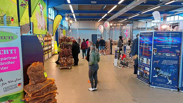 Alles für den Hund: An zahlreichen Messeständen finden Besucher alle erdenklichen Produkte für ihre geliebten Vierbeiner.