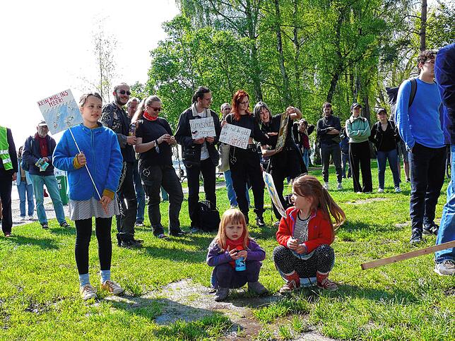 Groß und Klein demonstrieren im Herosé-Park für den Klimaschutz.