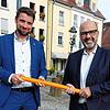 Bürgermeister Stefan Friedrich (links) und Rupert Metzler von Unsere Grüne Glasfaser haben es in der Hand: schnellere Internetleitungen ...