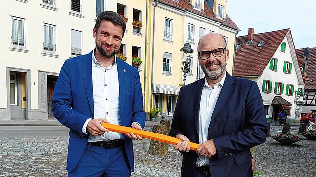 Bürgermeister Stefan Friedrich (links) und Rupert Metzler von Unsere Grüne Glasfaser haben es in der Hand: schnellere Internetleitungen ...