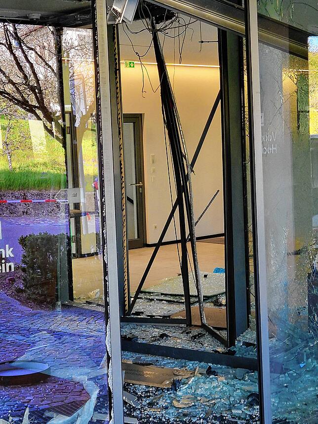 Bild 21: Sprengung der Filiale der Volksbank Hochrhein in Albbruck: Erdrückende Bilder vom Tatort