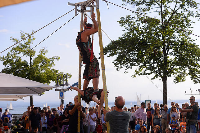 Bild 6: Akrobatik, Clownerie und Musik unter freiem Himmel: Farbenfrohe Momentaufnahmen vom Kulturufer
