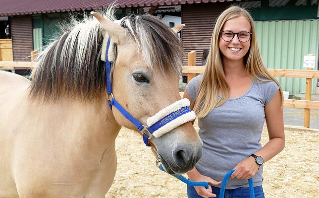 Reittherapeutin Larissa Bär gibt am Tag der Einweihung des Therapiehofes Hegau Auskunft über die Pferde. An ihrer Seite: Karlson