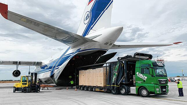 Die Abfüllanlage von Optima samt der Isolatoren von Metall+Plastic wurde in Kisten verpackt am belgischen Flughafen Lüttich in das ...