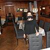 Gabriela Ganter vom Hotel-Restaurant Mohren in der leeren Ratsstube. Sie bemängelt, dass die staatliche Hilfe mit viel Bürokratie ...