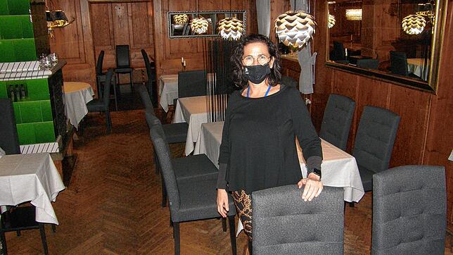 Gabriela Ganter vom Hotel-Restaurant Mohren in der leeren Ratsstube. Sie bemängelt, dass die staatliche Hilfe mit viel Bürokratie ...