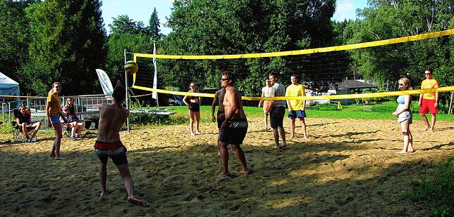Ein Volleyballmatch durfte bei schönem Wetter natürlich nicht fehlen