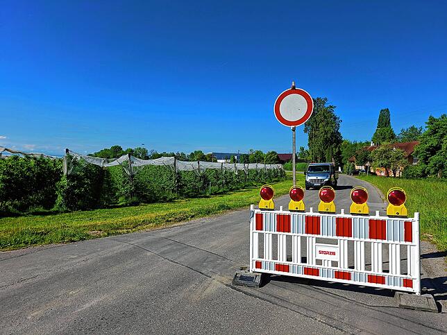 In der Muldenbachstraße wird bereits auf die Sperrung hingewiesen. Am Schneider-Kreisel kann man dann Richtung Kluftern abbiegen.