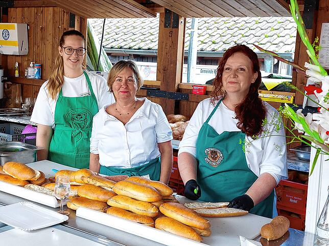 Am Stand der Pfaffenmooser sind wie immer die Mett-Seelen begehrt – hier werden sie fleißig geschmiert und verziert von (von links): ...