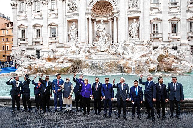 Die Staats- und Regierungschefs stehen im Rahmen eins G20-Gipfels vor dem Trevi-Brunnen im Rom und werfen eine Münze in den Brunnen ...