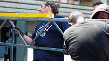 Das Gefälle des Schlossplatzes stellt die Helfer beim Bühnenaufbau für die Open Airs in Meersburg vor Herausforderungen. Alles muss ...