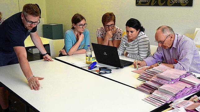 Sie zählen die Kommunalwahl 2019 aus, von links Michael Kaleß, Sina Lossau, Karin Schmelz, Daniela Götz und Horst Weiner. Archivbild: ...