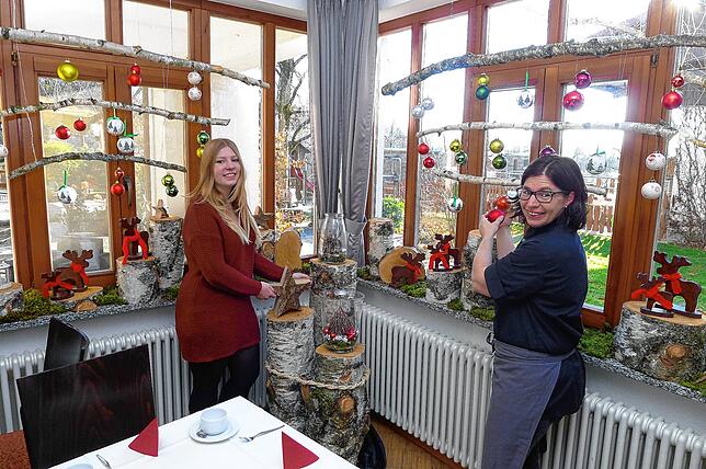 Ein Bild aus der Zeit vor Corona: e Dekoration &ndash; hier von Leonie (links) und Christine Steidle gestaltet &ndash; ist im ...