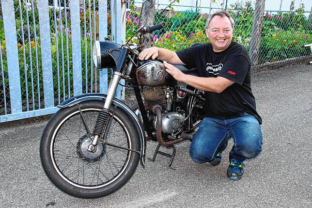 Clemens Veeser restauriert seine Oldtimerfahrzeuge „nicht zu Tode“, sie dürfen ruhig Patina ansetzen und Lackflecken haben, ...