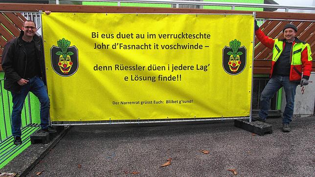 Die Narrenräte Thomas Eschbach (links) und Xaver Lüttin präsentierten am Mittwoch das neue Fasnachtsmotto der Chrutschlämpezunft Rüßwihl.