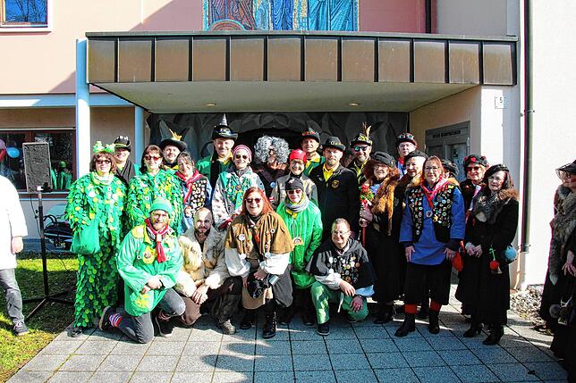 Der Bürgermeister und Vertreter der Zünfte versammeln sich für ein Gruppenbild.