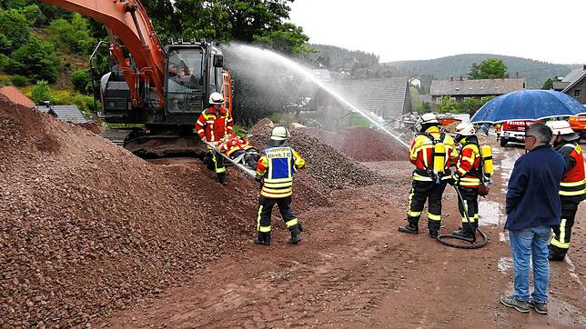 Die Sommerabschlussübung der Hammereisenbacher Feuerwehr konzentriert sich auf Menschenrettung und das Löschen eines in Brand geratenen ...