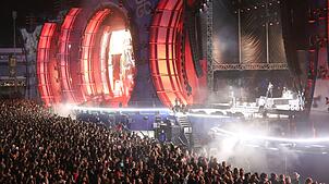Tausende Menschen feierten den Auftritt der US-Band Black Eyed Peas.