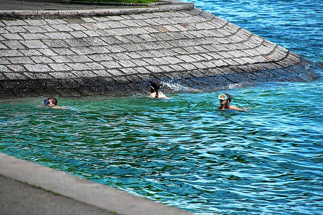 Kinder im See an der Seestraße. Die DLRG sieht so etwas wegen der Strömungen mit gemischten Gefühlen.