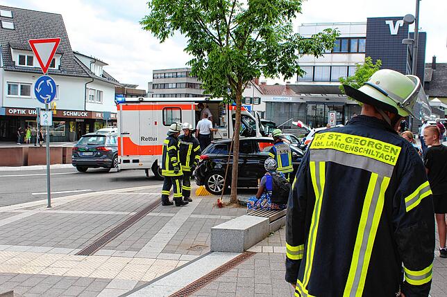 Weil die Feuerwehr gleichzeitig an mehrere Stellen in der Stadt im Einsatz war, sind Einsatzkräfte aus Langenschiltach zum Bärenplatz ...