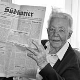 Brigitte Weyl im Jahr 2015 mit der ersten Ausgabe des SÜDKURIER von 1945. Sie leitete das Unternehmen – und schrieb ...