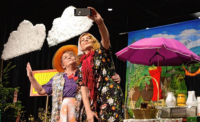 Selfie mit Schnäppchenmarkt: Ulrike Seyfried (links) und Christine Hensler als Babett und Resle.