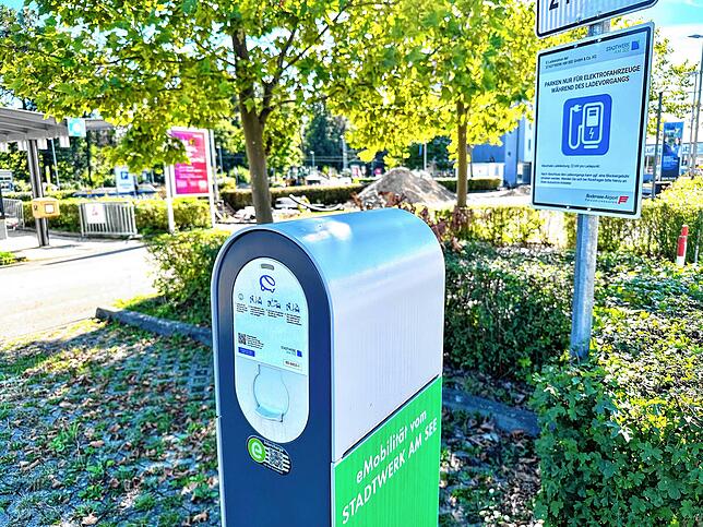 Eine Ladesäule mit zwei Steckerplätzen gibt es derzeit auf dem Parkplatz am Flughafen-Terminal. Dahinter baut der Flughafen gerade eine ...