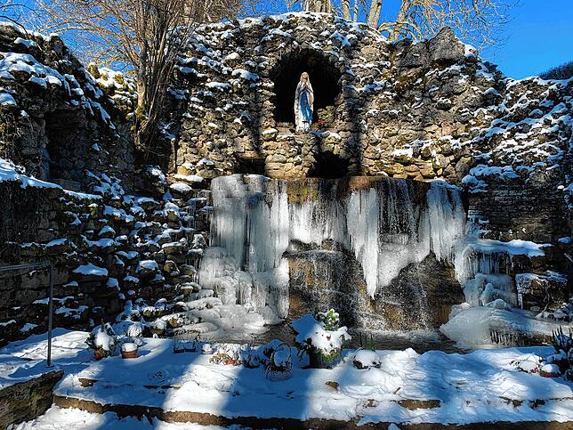 An der Lourdes-Grotte Elsenau bei Niedereschach-Kappel werden Eis und Schnee zur besonderen Zierde.