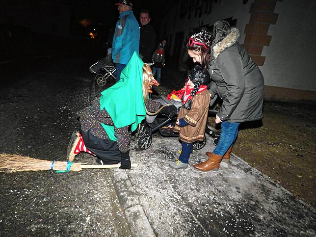Bild 3: Mit dem Nachtumzug startet das Narrentreffen in Gutmadingen