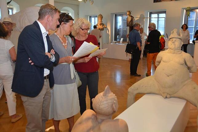 Auf intensives Interesse stößt die Schau "40 Jahre Zoff und Zwinkern" anlässlich des 70. Geburtstags des Bildhauers Peter Lenk ...