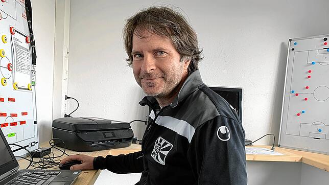 Die Arbeit eines Trainers beschränkt sich nicht nur auf den Fußballplatz. Auch am Schreibtisch gibt es für Carsten Neuberth eine Menge ...