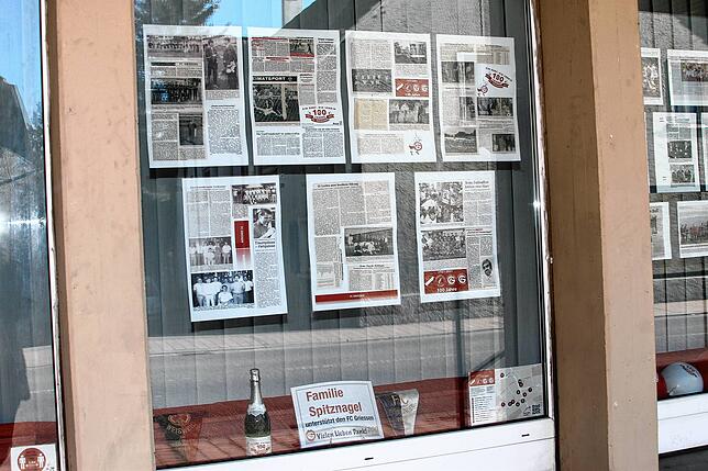 Pressespiegel: Zeitungsausschnitte aus SÜDKURIER und Alb-Bote präsentiert das ehemalige Fotogeschäft Spitznagel.