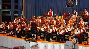 Ein abwechslungsreicher und glanzvoller Hörgenuss war das musikalische Programm beim festlichen Jahreskonzert in der Zehn-Dörfer Halle ...