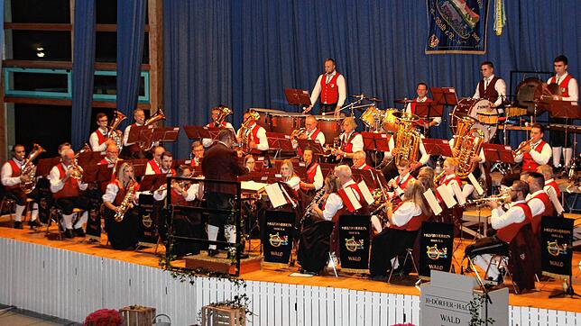 Ein abwechslungsreicher und glanzvoller Hörgenuss war das musikalische Programm beim festlichen Jahreskonzert in der Zehn-Dörfer Halle ...