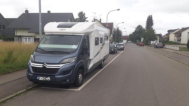 Gefällt nicht jedem Nachbarn: geparktes Wohnmobil in der Litzelstetter Straße.